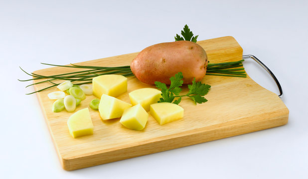 Tabla de corte Con papas picadas y verdura