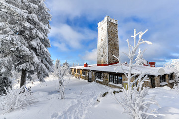 der Asenturm am Ochsenkopf im Fichtelgebirge im Winter mit Schnee