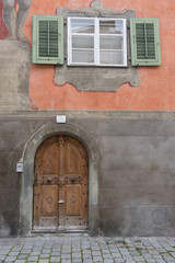 Historisches rotes Haus in der Altstadt von Bregenz