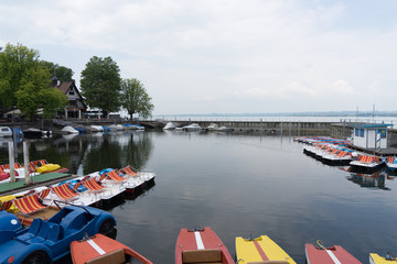 Diverse bunte Boote am Bodensee