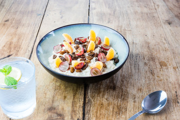 Porridge with fresh fruit and water with lemon