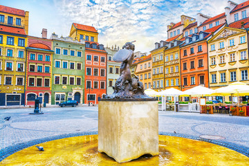 Fototapety  Fontanna Syrenka i kolorowe domki na Rynku Starego Miasta w Warszawie, stolicy Polski