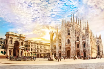  Kathedraal Duomo di Milano en Vittorio Emanuele galerij in Square Piazza Duomo op zonnige ochtend, Milaan, Italië. © MarinadeArt