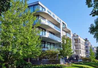 Foto op Plexiglas Modern apartment house with a green garden seen in Berlin, Germany © elxeneize