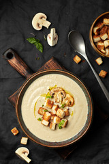 mushrooms cream soup with crackers
