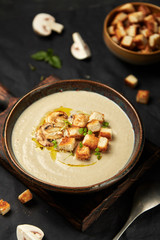 mushrooms cream soup with crackers