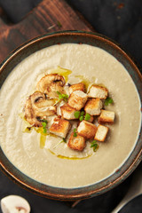 mushrooms cream soup with crackers