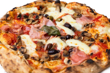 Obraz na płótnie Canvas Pizza con mozzarella di bufala, prosciutto cotto, funghi, salsa di pomodoro e olive