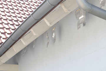 Alufolie unter der Dachfassade