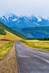 Fototapeta na wymiar Road going to the kurai steppe. mountain Altai