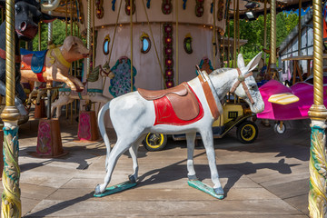 burro gris de carrusel o tiovivo, en madera