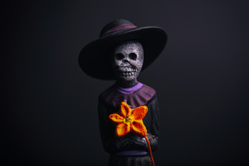 Catrina mexicana negra con flor y sombrero