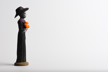Catrina mexicana negra con flor