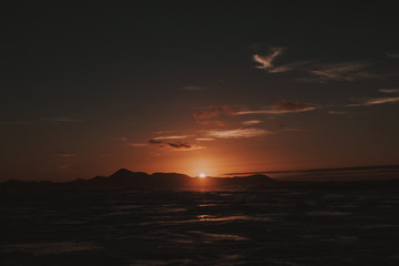 Obraz premium Últimos rayos de sol desde La Playa de Famara en la isla de Lanzarote