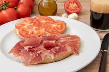 Desayuno mediterráneo, café con pan y jamón
