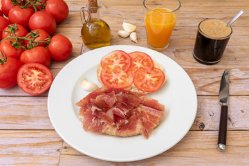Desayuno mediterráneo, café con pan y jamón