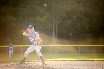 Obraz premium Little league player (8-9) pitching from mound