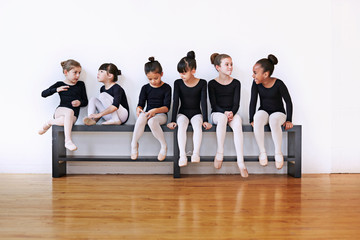 Little ballet dancers (6-7, 8-9) in studio © Cavan for Adobe