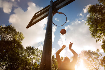 Men playing basketball at sunny day © Cavan for Adobe
