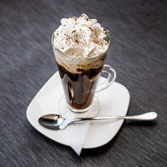 posiłki i napoje w restauracji kawa mrożona