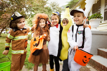 Naklejka premium Portrait of smiling children in costumes during Halloween
