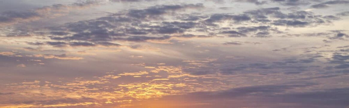 Timelapse d'un coucher de soleil sur ciel nuageux par fort vent en Bretagne