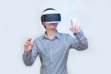Person mit VR Brille in der Virtual Reality