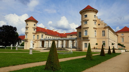 Fototapeta na wymiar Schloss Rheinsberg in Mecklenburg umgeben von einem schönen Park