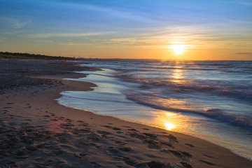 Fototapeta na wymiar Zachód słońca nad Morzem Bałtyckim. Zatoka Gdańska, Gdańsk Sobieszewo 
