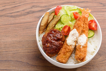 ハンバーグとエビフライ丼