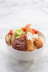 ハンバーグとエビフライ丼