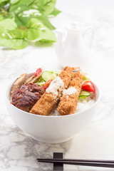 ハンバーグとエビフライ丼