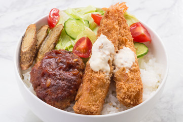 ハンバーグとエビフライ丼
