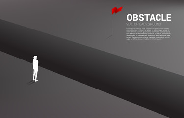 Obraz premium silhouette of businessman standing at abyss looking to goal. concept of business challenge and obstacle