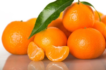 Pile of oranges and wedges