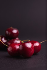 Cereza roja en fondo negro