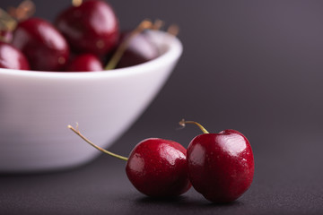 Cereza roja en fondo negro