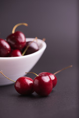 Cereza roja en fondo negro