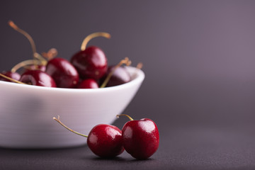 Cereza roja en fondo negro
