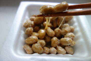 納豆を箸で摘まむ