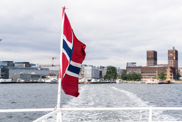 Flaga norweska, Norwegii, widok na miasto z promu - obrazy, fototapety, plakaty