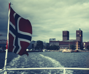 Flaga norweska, Norwegii, widok na miasto z promu - obrazy, fototapety, plakaty