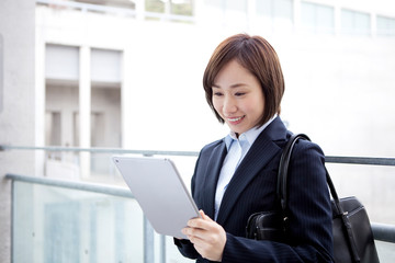 タブレットPCを操作するビジネスウーマン