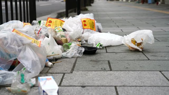 不法投棄されたゴミ　街中　歩道