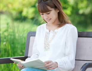 Obraz premium 本を読む女性