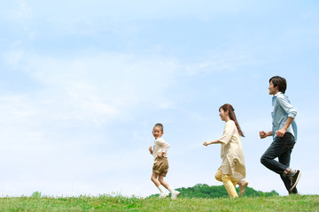 草原を走る家族3人