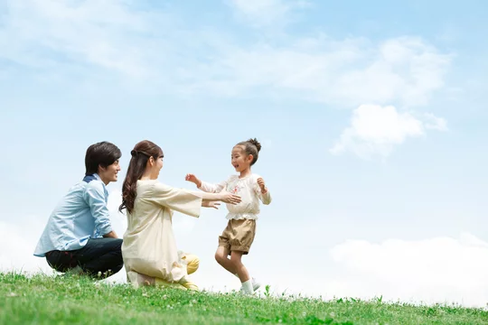 草原で遊ぶ家族3人 Stock Photo Adobe Stock 草原で遊ぶ家族3人 Stock Photo Adobe Stock