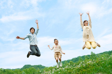 ジャンプする家族3人