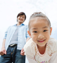 笑顔で覗き込む女の子と父親