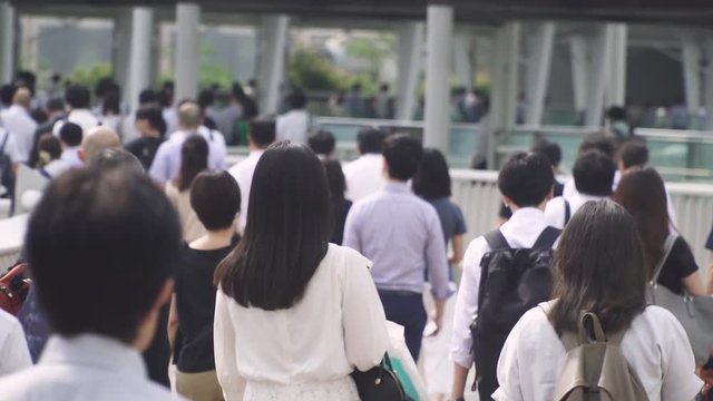 通勤するビジネマンの後ろ姿　スロー撮影